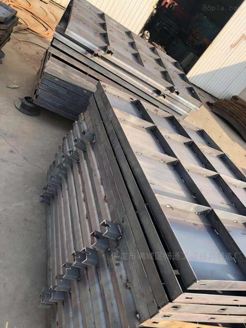 鋼模具現澆中央防撞墻模具